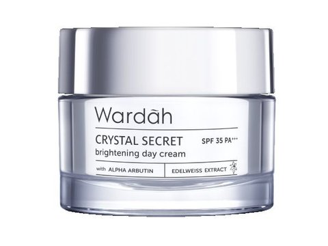 1. Wardah Crystal Secret Brightening Day Cream: Perlindungan Sinar Matahari dan Pengurangan Flek Hitam