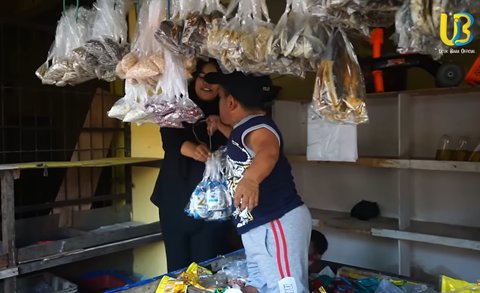 Ucok Bantu Buka Usaha Warung Sayur untuk Keponakan yang Ditinggal Wafat Suaminya 3 Bulan Lalu 'Biar Kehidupannya Layak'