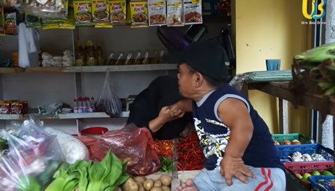 Ucok Bantu Buka Usaha Warung Sayur untuk Keponakan yang Ditinggal Wafat Suaminya 3 Bulan Lalu 'Biar Kehidupannya Layak'