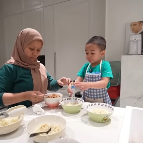 Potret Rayyanza Buat Mi Ayam Abang-abang, Fasih Sebutkan Nama Bumbu & Makin Pintar Makan Sendiri