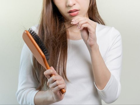 2. Gunakan Sampo Anti-Hairfall untuk Masalah Kerontokan