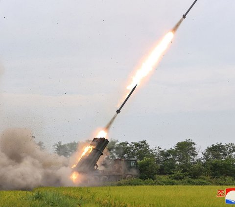 Menurut keterangan yang dirilis oleh Kantor Berita Pusat Korea (KCNA), roket ini merupakan hasil produksi perusahaan industri pertahanan di bawah Komisi Ekonomi Kedua. Foto: STR / KCNA VIA KNS / AFP