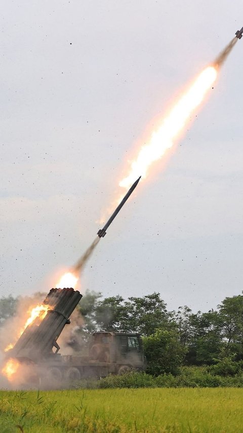 Selainnya itu, roket ini juga diklaim dapat menjangkau Seoul dan daerah sekitarnya jika ditargetkan. Foto: STR / KCNA VIA KNS / AFP