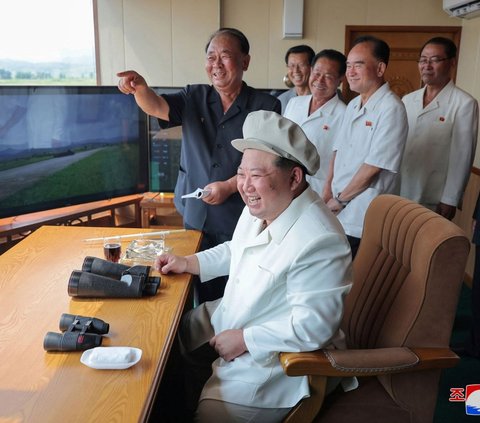 FOTO: Kembali Uji Coba Senjata Canggih, Ekspresi Kim Jong-un Sampai Melongok Lihat Kehebatan Peluncuran Roket Ganda 240 mm