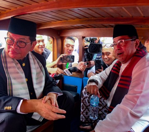 Pramono Anung dan Rano Karno mendaftar sebagai calon gubernur-calon wakil gubernur (cagub-cawagub), Rabu, 28 Agustus 2024.Keduanya menggunakan oplet menuju Komisi Pemilihan Umum (KPU) DKI Jakarta. Foto: merdeka.com / Arie Basuki