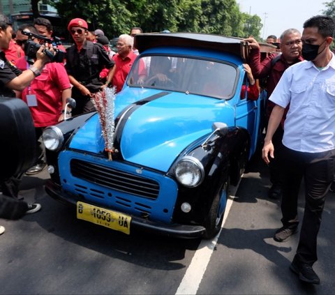 FOTO: Daftar Pilkada Jakarta, Pasangan Pramono Anung dan Rano Karno Naik Oplet 