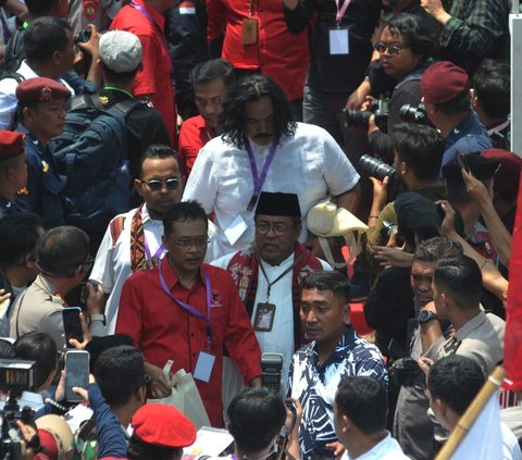 Pasangan Pramono Anung-Rano Karno tiba di Komisi Pemilihan Umum Provinsi DKI Jakarta, Rabu (28/8/2024). Pramono-Rano yang diusung oleh Partai Demokrasi Indonesia Perjuangan (PDIP) siap bertarung di Pilkada DKI Jakarta Tahun 2024. Foto: merdeka.com / Imam Buhori