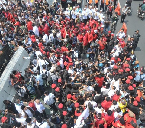 FOTO: Kemeriahan Iringan Musik Tanjidor, Ondel-Ondel hingga Marawis Sambut Pramono Anung dan Si Doel Daftar Pilkada DKI Jakarta di KPU