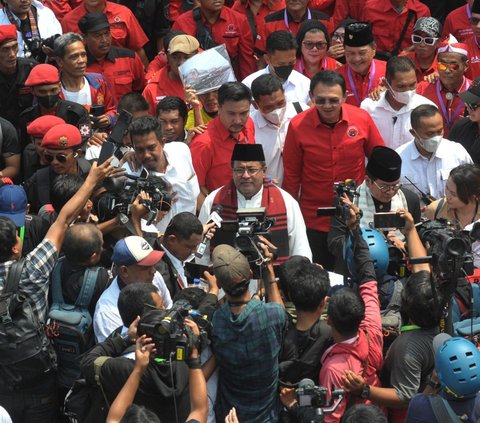 FOTO: Kemeriahan Iringan Musik Tanjidor, Ondel-Ondel hingga Marawis Sambut Pramono Anung dan Si Doel Daftar Pilkada DKI Jakarta di KPU