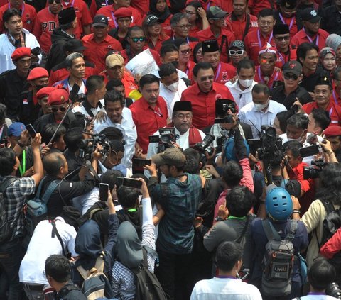 FOTO: Kemeriahan Iringan Musik Tanjidor, Ondel-Ondel hingga Marawis Sambut Pramono Anung dan Si Doel Daftar Pilkada DKI Jakarta di KPU