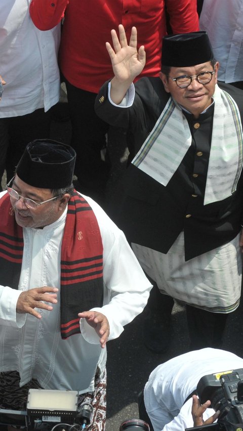 Keduanya pun sempat naik oplet menuju Kantor KPU Provinsi DKI Jakarta. Foto: merdeka.com / Imam Buhori