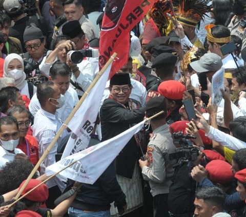 FOTO: Kemeriahan Iringan Musik Tanjidor, Ondel-Ondel hingga Marawis Sambut Pramono Anung dan Si Doel Daftar Pilkada DKI Jakarta di KPU