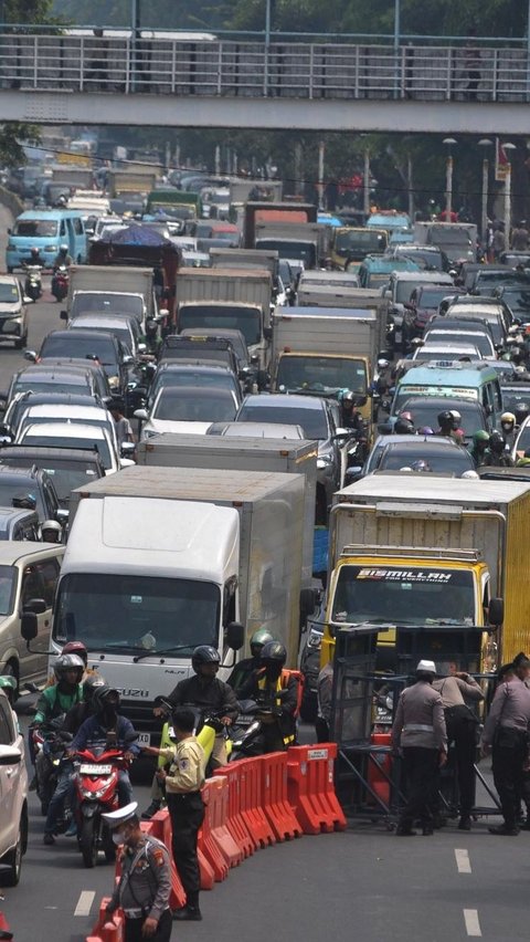 FOTO: Padat Merayap Lalu Lintas di Depan KPU DKI Saat Cagub-Cawagub Daftar Pilkada Jakarta