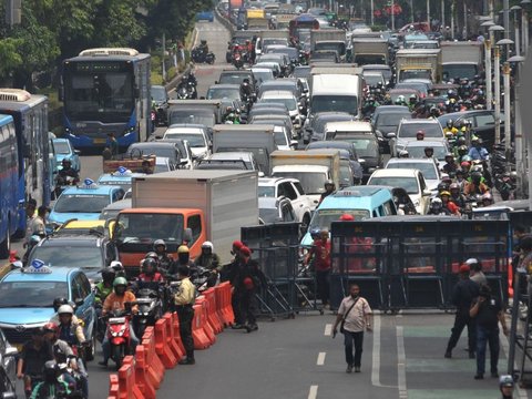 Suasana lalu lintas di ruas jalan Salemba terjadi kepadatan kendaraan, Jakarta, Rabu (28/8/2024). Arus lalu lintas padat merayap ini dikarenakan adanya pendaftaran Pilgub calon Gubernur dan wakil gubernur DKI Jakarta, pendaftaran calon gubernur dan wakil terus berlangsung hingga 29 Agustus 2024. merdeka.com/imam buhori
