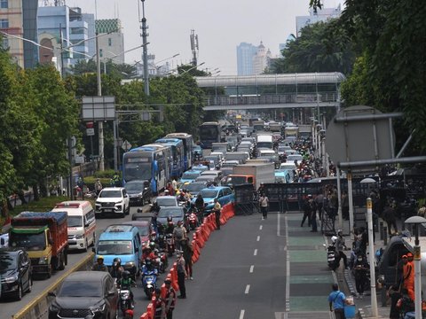 FOTO: Padat Merayap Lalu Lintas di Depan KPU DKI Saat Cagub-Cawagub Daftar Pilkada Jakarta