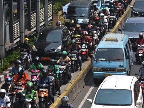 FOTO: Padat Merayap Lalu Lintas di Depan KPU DKI Saat Cagub-Cawagub Daftar Pilkada Jakarta