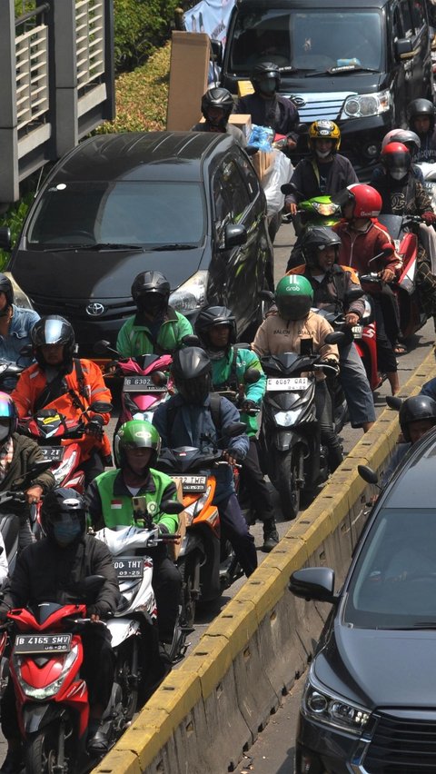 Penutupan sebagian jalur ini membuat kendaraan banyak menggunakan jalur busway. Foto: merdeka.com / Imam Buhori