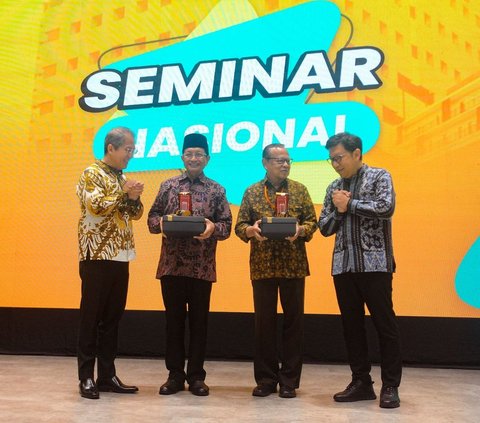 (dari kiri) Ketua Yayasan Atma Jaya Linus M. Setiad, Imam Besar Masjid Istiqlal Prof. Dr. KH Nasaruddin Umar, MA, Uskup Keuskupan Agung Jakarta Mgr. Ignatius Kardinal Suharyo Hardjoatmodjo, Rektor Unika Atma Jaya Yuda Turana saat Seminar Nasional Agama dan Kemanusiaan di Unika Atma Jaya, Rabu (28/08/2024). Foto: merdeka.com / Arie Basuki