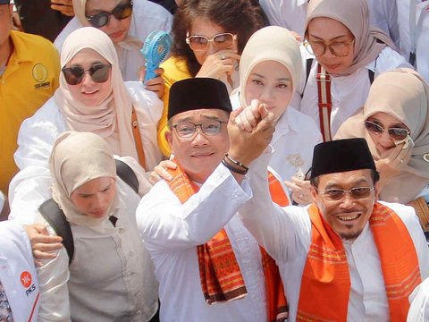 FOTO: Kompak Berbaju Koko ala Betawi, Ridwan Kamil-Suswono Jalan Kaki Diiringi Ondel-Ondel Daftar Pilkada Jakarta ke KPU