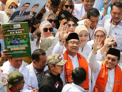 FOTO: Kompak Berbaju Koko ala Betawi, Ridwan Kamil-Suswono Jalan Kaki Diiringi Ondel-Ondel Daftar Pilkada Jakarta ke KPU