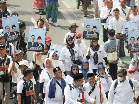 FOTO: Kompak Berbaju Koko ala Betawi, Ridwan Kamil-Suswono Jalan Kaki Diiringi Ondel-Ondel Daftar Pilkada Jakarta ke KPU