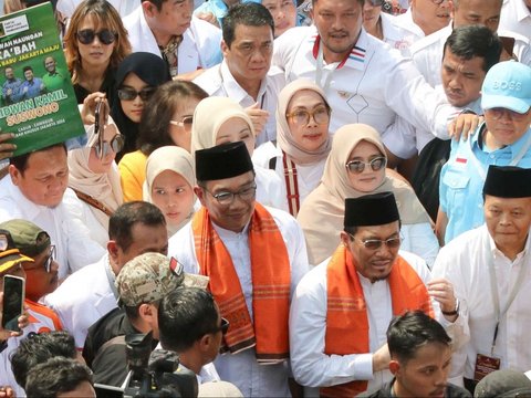 FOTO: Kompak Berbaju Koko ala Betawi, Ridwan Kamil-Suswono Jalan Kaki Diiringi Ondel-Ondel Daftar Pilkada Jakarta ke KPU