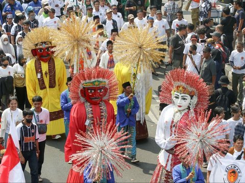 FOTO: Kompak Berbaju Koko ala Betawi, Ridwan Kamil-Suswono Jalan Kaki Diiringi Ondel-Ondel Daftar Pilkada Jakarta ke KPU