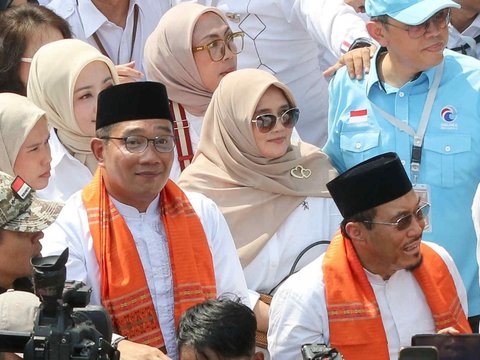 FOTO: Kompak Berbaju Koko ala Betawi, Ridwan Kamil-Suswono Jalan Kaki Diiringi Ondel-Ondel Daftar Pilkada Jakarta ke KPU