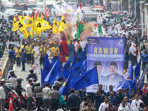 FOTO: Kompak Berbaju Koko ala Betawi, Ridwan Kamil-Suswono Jalan Kaki Diiringi Ondel-Ondel Daftar Pilkada Jakarta ke KPU