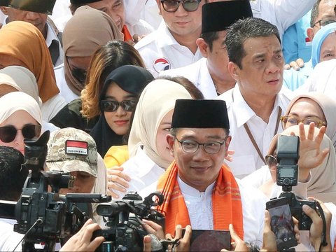 FOTO: Kompak Berbaju Koko ala Betawi, Ridwan Kamil-Suswono Jalan Kaki Diiringi Ondel-Ondel Daftar Pilkada Jakarta ke KPU