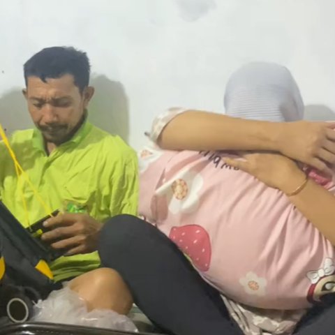 Momen Wanita Beri Kejutan Umrah untuk Keduanya, Tangis Bahagia Ibunda Bikin Haru Warganet