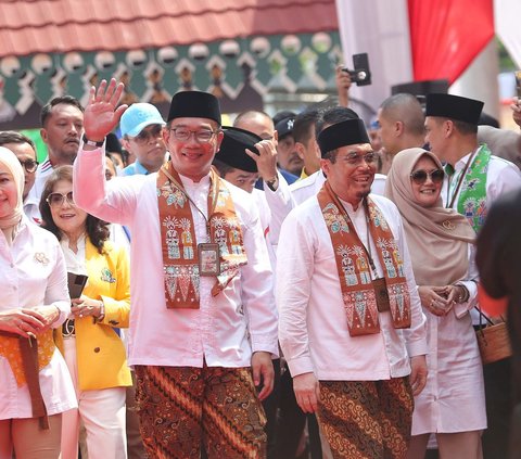 Pasangan bakal calon gubernur dan calon wakil gubernur, Ridwan Kamil (RK)-Suswono saat melakukan pendaftaran Pilkada Jakarta di KPU DKI Jakarta, Jalan Salemba, Jakarta, Rabu (28/8/2024). RK-Suswono resmi mendaftarkan diri mengikuti kontestasi Pilkada Jakarta dengan dukungan 15 partai politik. Foto: Liputan6.com/Angga Yuniar