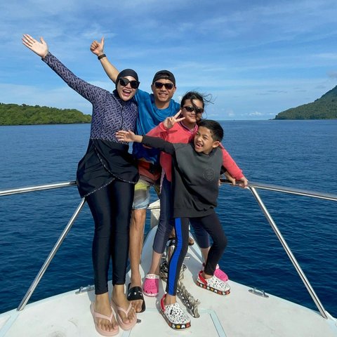 Potret Anang Hermansyah dan Keluarga Liburan di Maluku, Asyik Snorkeling Hingga Datangi Pulau Terpencil