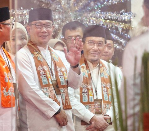 FOTO: Momen RK-Suswono Daftar Pilkada Jakarta, Semringah Didukung 15 Parpol hingga Angkat Salam The Jakmania