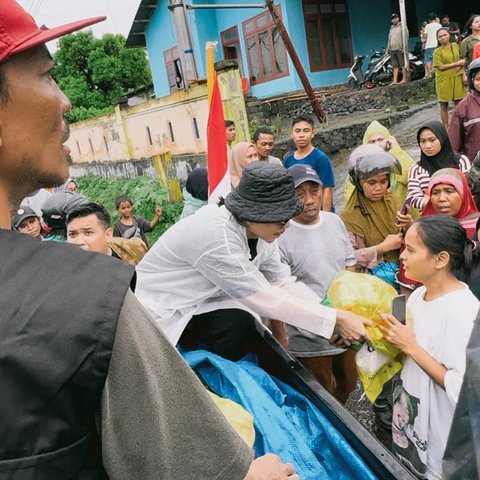 Potret Atta Halilintar Beri Bantuan untuk Masyarakat Terdampak Banjir Bandang di Rua Ternate, Ikut Angkut-angkut Beras Buat Warga