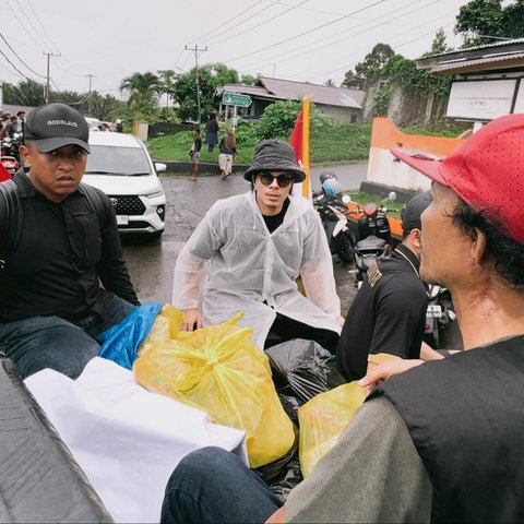 Potret Atta Halilintar Beri Bantuan untuk Masyarakat Terdampak Banjir Bandang di Rua Ternate, Ikut Angkut-angkut Beras Buat Warga