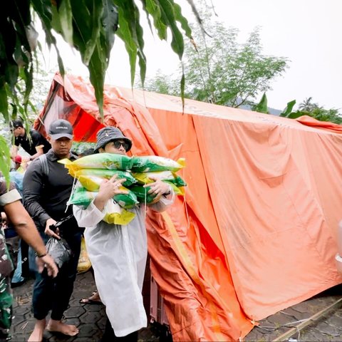 Potret Atta Halilintar Beri Bantuan untuk Masyarakat Terdampak Banjir Bandang di Rua Ternate, Ikut Angkut-angkut Beras Buat Warga