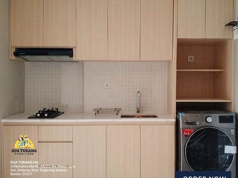 2. Dapur dan Tempat Cuci Baju dengan Aksen Kayu