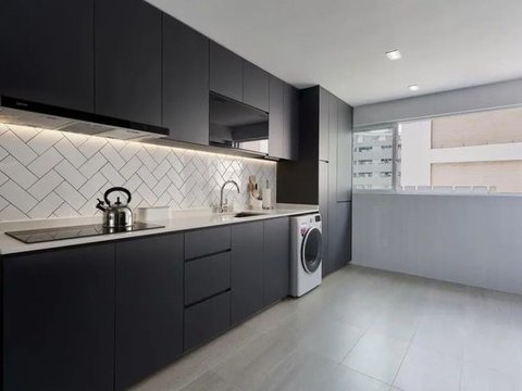 1. Dapur dengan Nuansa Warna Hitam yang Elegan