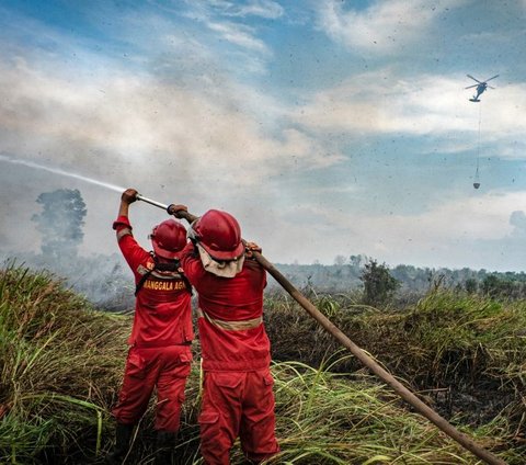 FOTO: Perjuangan Petugas Berjibaku Padamkan Karhutla di Ogan Ilir Sampai Kerahkan Helikopter