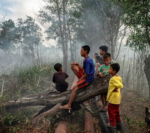 FOTO: Perjuangan Petugas Berjibaku Padamkan Karhutla di Ogan Ilir Sampai Kerahkan Helikopter