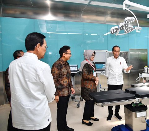 FOTO: Momen Kebersamaan Jokowi dan Sultan HB X di Yogyakarta, dari Blusukan ke Pasar hingga Bagikan Bansos