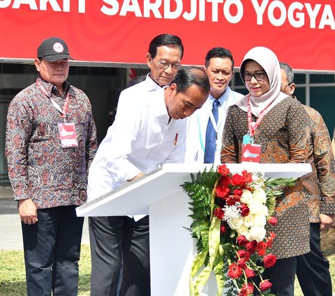 FOTO: Momen Kebersamaan Jokowi dan Sultan HB X di Yogyakarta, dari Blusukan ke Pasar hingga Bagikan Bansos