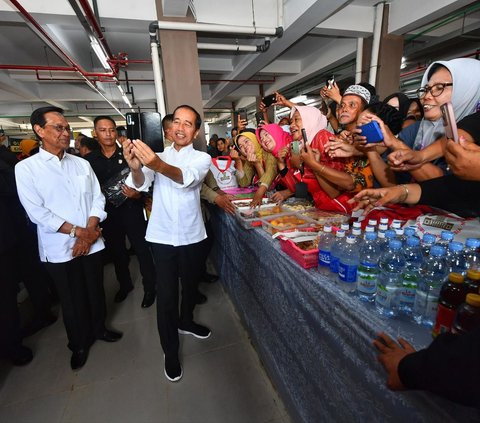 FOTO: Momen Kebersamaan Jokowi dan Sultan HB X di Yogyakarta, dari Blusukan ke Pasar hingga Bagikan Bansos