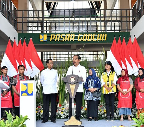 FOTO: Momen Kebersamaan Jokowi dan Sultan HB X di Yogyakarta, dari Blusukan ke Pasar hingga Bagikan Bansos