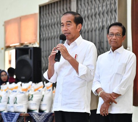 FOTO: Momen Kebersamaan Jokowi dan Sultan HB X di Yogyakarta, dari Blusukan ke Pasar hingga Bagikan Bansos