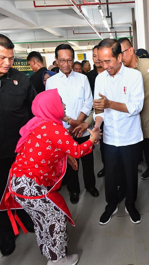 FOTO: Momen Kebersamaan Jokowi dan Sultan HB X di Yogyakarta, dari Blusukan ke Pasar hingga Bagikan Bansos