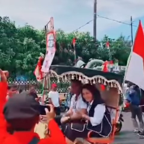 Romantis Abis Eks Panglima Andika Genggam Tangan Istri di Atas Andong Datangi KPU Jateng