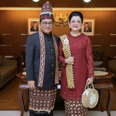 Sekretaris Kabinet Republik Indonesia, Pramono Anung mengenakan pakaian adat Lampung. [Instagram/@sekretariat.kabinet]