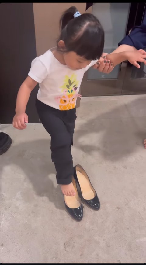 Kocak! Momen Lucu Ameena Anak Atta & Aurel Pakai Sepatu Heels, Bilang Mau 'Ngantor'